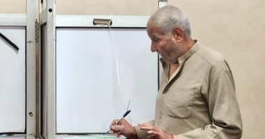 كبار السن يتقدمون حشود الناخبين فى لجان انتخابات النواب بمصر الجديدة والنزهة