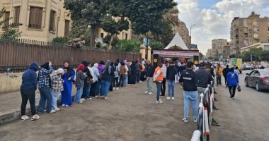 اصطفاف الأجيال فى طوابير اللجان بالشباب والفتيات المشاركون بانتخابات النواب بالعباسية