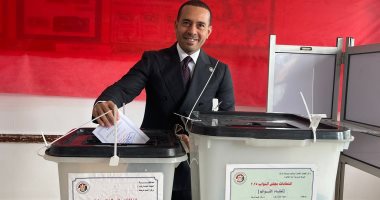 محمد زكى عضو مجلس الشيوخ يدلى بصوته فى انتخابات مجلس النواب 2025