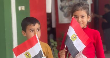 كرنفال احتفالى.. الأطفال يشاركون عائلاتهم فى انتخابات النواب 