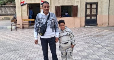 جيل ورا جيل.. أب يصطحب نجله لمشاركته لحظة التصويت فى انتخابات النواب بالعباسية