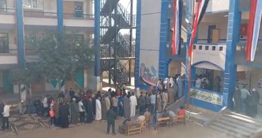 من كل سن ونوع.. الأجيال تصطف أمام لجنة الملك الكامل بالدقهلية