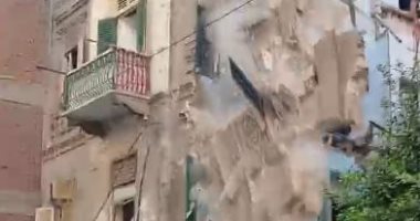 خاطروا بحياتهم.. موظفو الحى ينجحون فى إنزال سور معلق من عقار كرموز.. فيديو