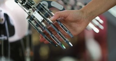 روبوت ينقل مشاعر الخوف إلى البشر عبر اللمس