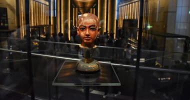 توت عنخ آمون الخارج من زهرة اللوتس فى المتحف الكبير.. لغز القطعة