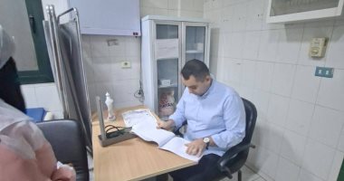 وكيل صحة قنا يتفقد وحدة الترامسة ويحيل طبيبا للتحقيق