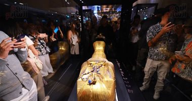 صورة اليوم.. الجميع مفتون بتابوت توت عنخ آمون بالمتحف الكبير