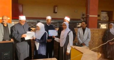 رئيس منطقة الوادى الجديد الأزهرية يكرم طالبات مبادرة «اجعلي من يراكِ يدعو لمن رباكِ»