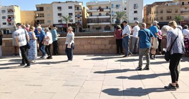 السياحة العالمية فى مصر بخير وبهجة وسعادة يومية.. أفواج سياحية كبيرة تتوافد نهارا للتمتع بالنقوش على جدران وأعمدة معابد الكرنك.. وليلاً للصفاء بسحر الإضاءة بمعبد الأقصر.. ويلتقطون صورا تذكارية بطريق الكباش