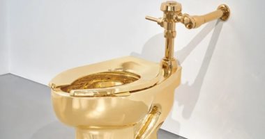 تعرف على مشتري مرحاض كاتيلان الذهبى فى مزاد علنى بـ 12.1 مليون دولار