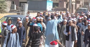 حب ووفاء.. تلاميذ أزهر قنا يشيعون جثمان معلمهم لمثواه الأخير