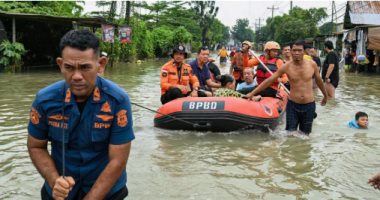 جحيم التغيرات المناخية يلاحق العالم.. فيضانات تُغرق جزيرة سومطرة الإندونيسية وارتفاع حصيلة القتلى إلى 90 شخصًا.. طوارئ في تايلاند.. إمدادات إغاثة ومطابخ ميدانية بالمناطق المتضررة..أمطار في تونس والإمارات
