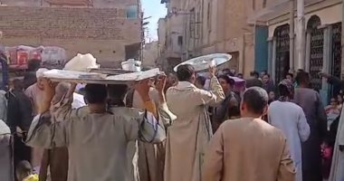 86 عاما من الوفاء بالنذر.. قرية فى قنا تحيى ذكرى النجاة من الطاعون فى كل عام.. تقديم صوانى الطعام من المنازل وتجمع الكبار والصغار أمام مسجد القرية.. والأجيال يتناقلون الحكاية وسط دعوات شكر لله.. صور