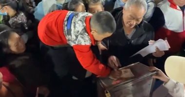 آلاف المواطنين فى الصين يجمعون تبرعات للمتضررين من حريق هونج كونج.. فيديو