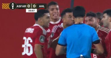 الأهلى يحتج بعد احتساب ركلة جزاء مثيرة للجدل للجيش الملكى.. صور