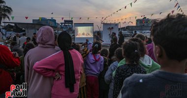  سينما في قلب الدمار.. أطفال فلسطينيون يشاهدون فيلمًا يوقظ الأمل في غزة