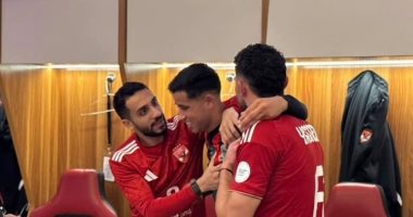 رضا سليم يقدم التحية للاعبى الأهلى بعد التعادل مع الجيش الملكى.. صور