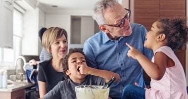 أعز الولد.. إزاى نوازن بين دلع الأجداد للأحفاد وحدود الأب والأم؟