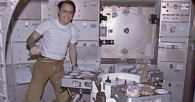 اعرف رواد ناسا بيدخلوا الحمام إزاى فى الفضاء (صور)