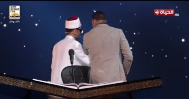 مصطفى حسنى يترك مقعده ليأخذ بيد المتسابق محمد عبد الحليم