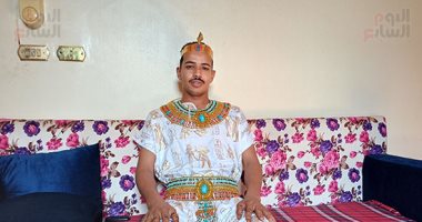 عريس يجسد شخصية توت عنخ آمون فى ليلة زفافه.. شاب أسوانى يحول فرحه لمشاهد فرعونية.. ويؤكد: افتتاح المتحف المصرى الكبير ألهمنى بالفكرة.. ويحمل رسائل قوية عن أهمية إحياء الهوية الحضارية والترويج لها.. صور وفيديو