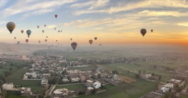 سماء الأقصر تشهد تحليق 1700 سائح أجنبى على متن 63 رحلة بالون طائر.. صور