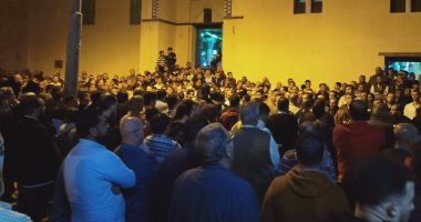 الآلاف من أهالى رشيد يشيعون 5 أشخاص من أسرة واحدة فى حادث سير مروع.. فيديو