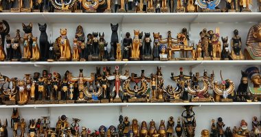 تماثيل متنوعة فى قلب معارض التحف والألباستر