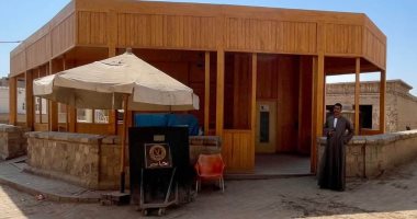 مرحلة جديدة من إحياء مدينة إسنا التاريخية.. خلية نحل من الفنيين والآثريين يرممون واجهة معبد خنوم التاريخى.. مدير الآثار: الجدران عانت لعقود من طبقات سميكة من السناج والأتربة.. والتطوير يشمل المنطقة بالكامل