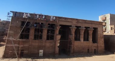 خلية نحل من الفنيين والأثريين يرممون واجهة معبد خنوم التاريخى بمدينة إسنا.. فيديو