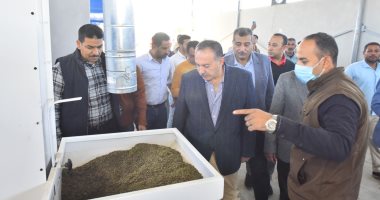 محافظ أسيوط يتفقد وحدة تجهيز النباتات العطرية والطبية بأبنوب 