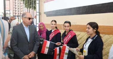 محافظ المنيا يشيد بانضباط الطالبات خلال تفقد مدرسة بنى مزار الثانوية بنات