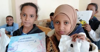 مُعلمة فى الأقصر تشجع وتحفز تلاميذها المتفوقين.. اعرف عملت إيه.. صور