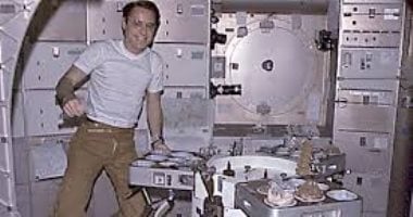 معاناة رواد الفضاء مع "دخول الحمام" خارج كوكب الأرض.. أول رائد أمريكى تبول في سرواله.. الحفاضات أساسية فى رحلات السير الفضائية.. والحمام للرجال فقط فى البداية.. والبول يتحول إلى ماء للشرب.. صور