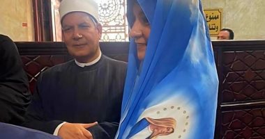بطرحة عليها صورة السيدة مريم.. السفيرة نبيلة مكرم تزور السيد البدوي بطنطا