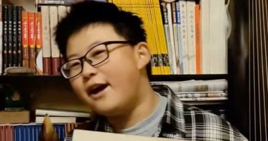 صبى صينى يحول غرفة نومه إلى متحف ويثير الإعجاب بمعرفته التاريخية