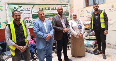 تسليم 6 كراسي متحركة وبطاطين لذوي الهمم فى الأقصر.. صور