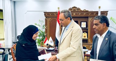 بعد نشر اليوم السابع قصتها.. محافظ قنا يكرم صاحبة الإرادة الحديدية فى حفظ القرآن