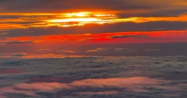 طيار يلتقط مشاهد مذهلة لبزوغ نور الفجر وسط ضباب سماء ميونيخ.. فيديو