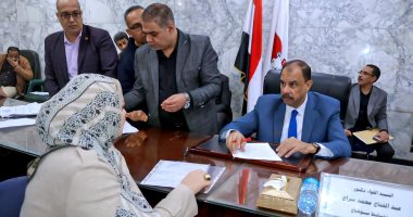 محافظ سوهاج يستمع إلى مطالب وشكاوى المواطنين فى اللقاء الجماهيرى