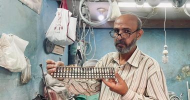 يد تصنع الجمال من خشب الأبانوس وعظام الجمل.. أحمد خراط عربى يشكل الأرابيسك والشطرنج والسبح بالدرب الأحمر: حرفة تراثية نحافظ عليها بتصميمات معاصرة.. أبيع وقتا من عمرى لا مجرد قطعة فنية.. الشغل اليدوى لا مثيل له