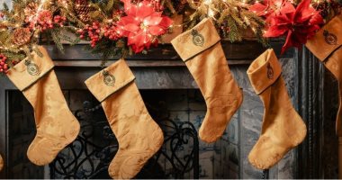 الملك تشارلز يعرض جوارب مصنوعة من ستائر ملكية فى مزاد علنى.. تخيل السعر