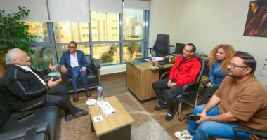 الفنان القدير خالد زكى يزور اليوم السابع ويشيد بدورها الإعلامى
