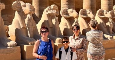 سياح العالم يستمتعون بدفء الطبيعة وعبق التاريخ بين معابد ومقابر الأقصر.. صور