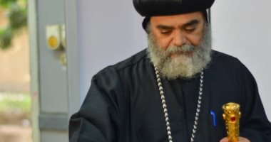 أسقف نجع حمادى يدلى بصوته فى انتخابات مجلس النواب بقنا