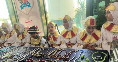 قلوبهم نور.. أطفال الفيوم المكفوفين يصنعون منتجات يدوية عالية الجودة ويتبرعون بجزء من مكسبهم للمستشفيات.. تم تدريبهم للتعرف على المنتجات بطريقة برايل.. ووزيرة التضامن تشترى جميع منتجاتهم وتقرر تسويقها.. صور