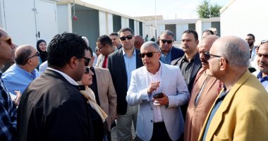 محافظ الإسماعيلية يتفقد السوق الحضرى بحى أول استعدادًا لتشغيله