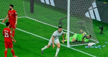 لاعب منتخب العراق يحتفل بهدف التقدم