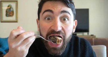 باحث يعانى ظاهرة غريبة بعد تجربة نظام غذائى قائم على السردين.. اعرف القصة