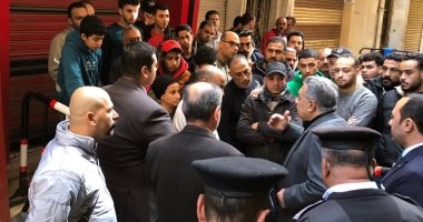 محافظ الدقهلية يتفقد موقع حريق سوق الخواجات لمتابعة تداعيات الحادث.. صور